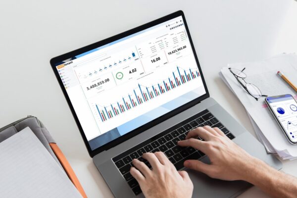 Kundenfrequenzanalyse mit Besucherzählung am Laptop