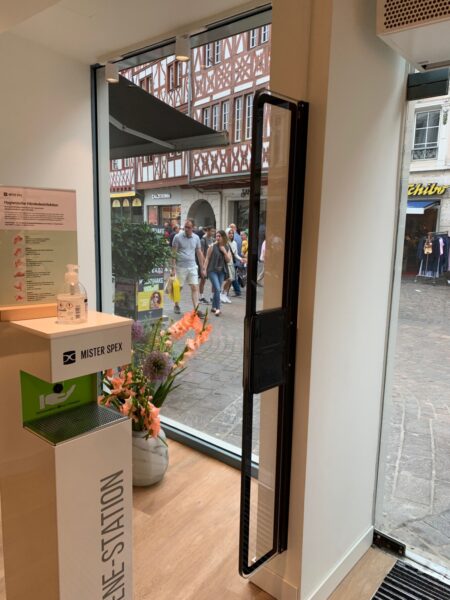 Eingangsbereich mit installierter AM-Warensicherung im Einzelhandel
