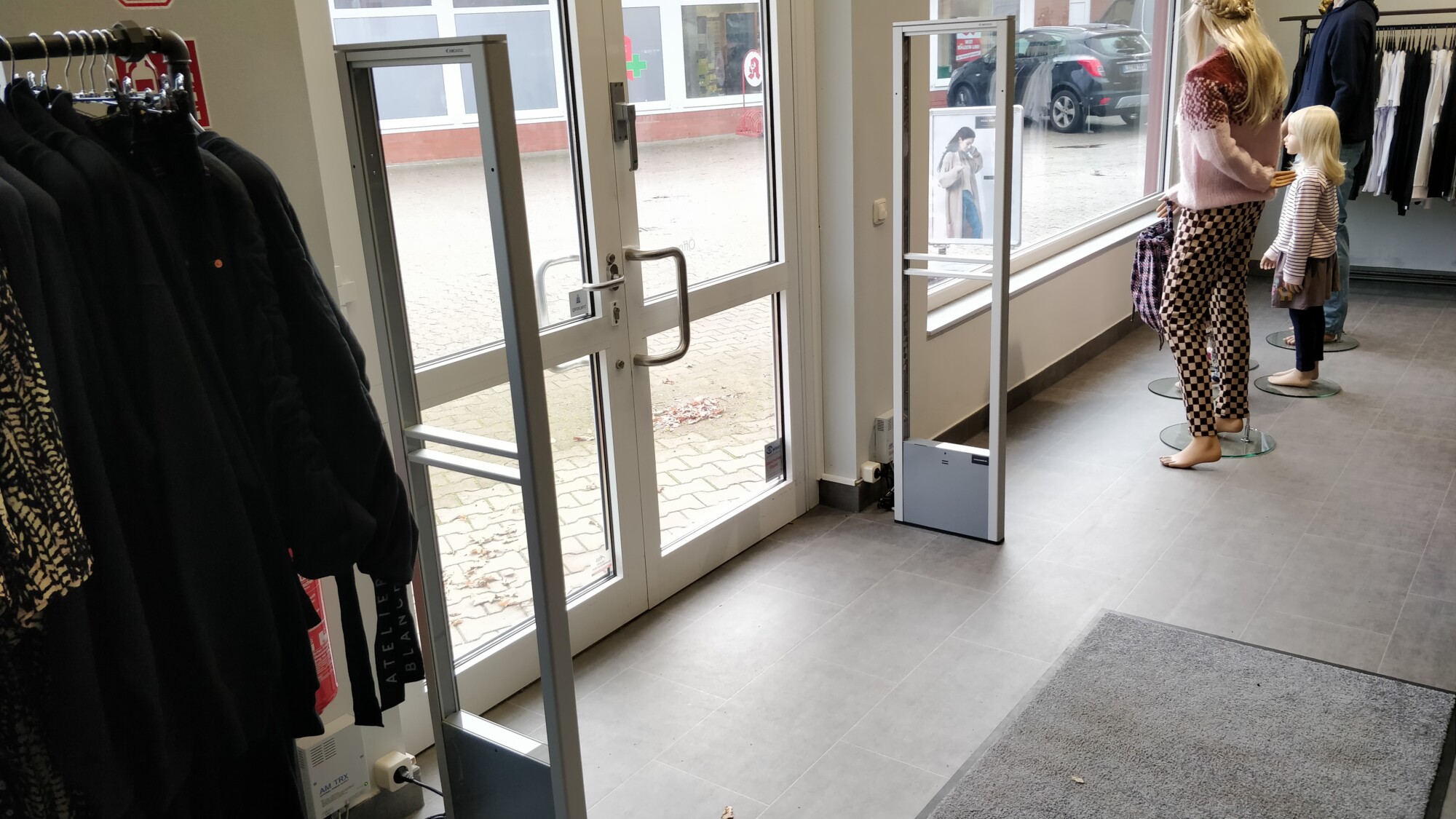 Eingangsbereich mit RF-Sicherung für Verkaufsfläche mit Bekleidung