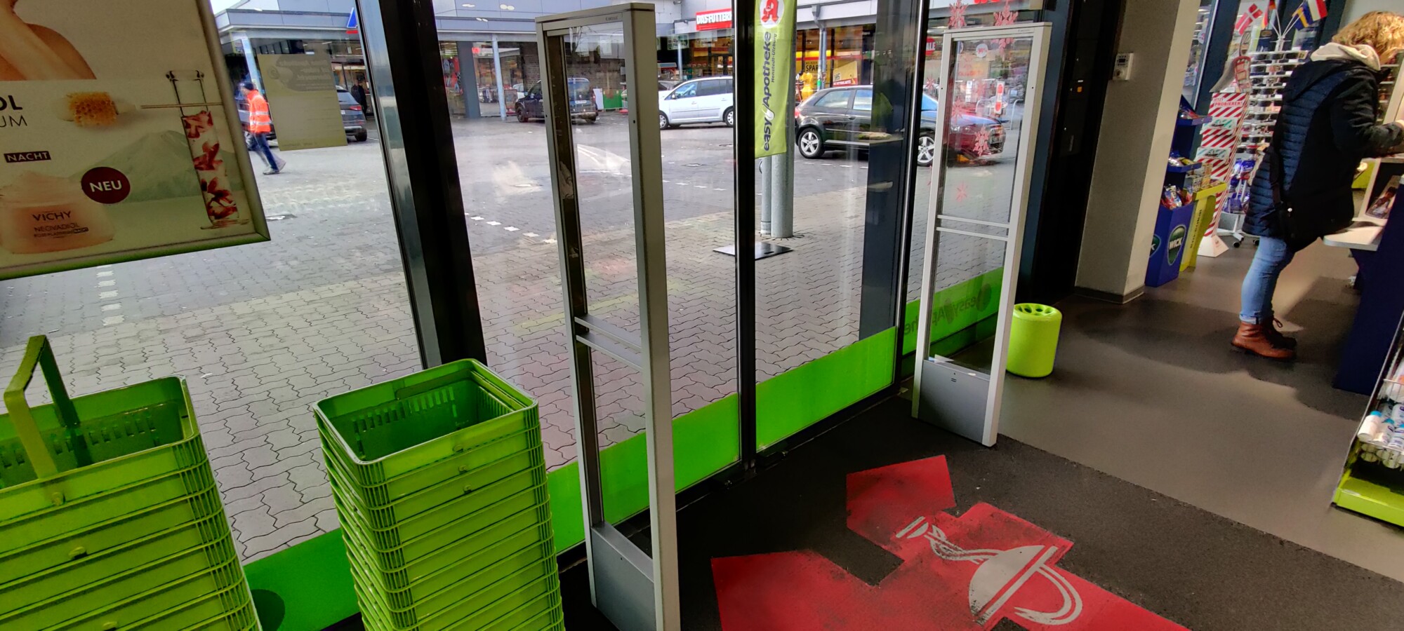 RF-Warensicherungssystem am Eingang eines Supermarkts mit Kundenstrom