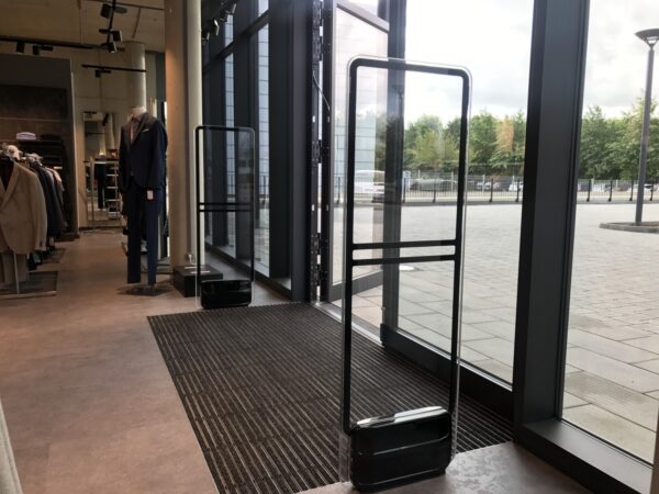 Hochwertige AM-Warensicherung mit Acrylrahmen im modernen Ladenbau