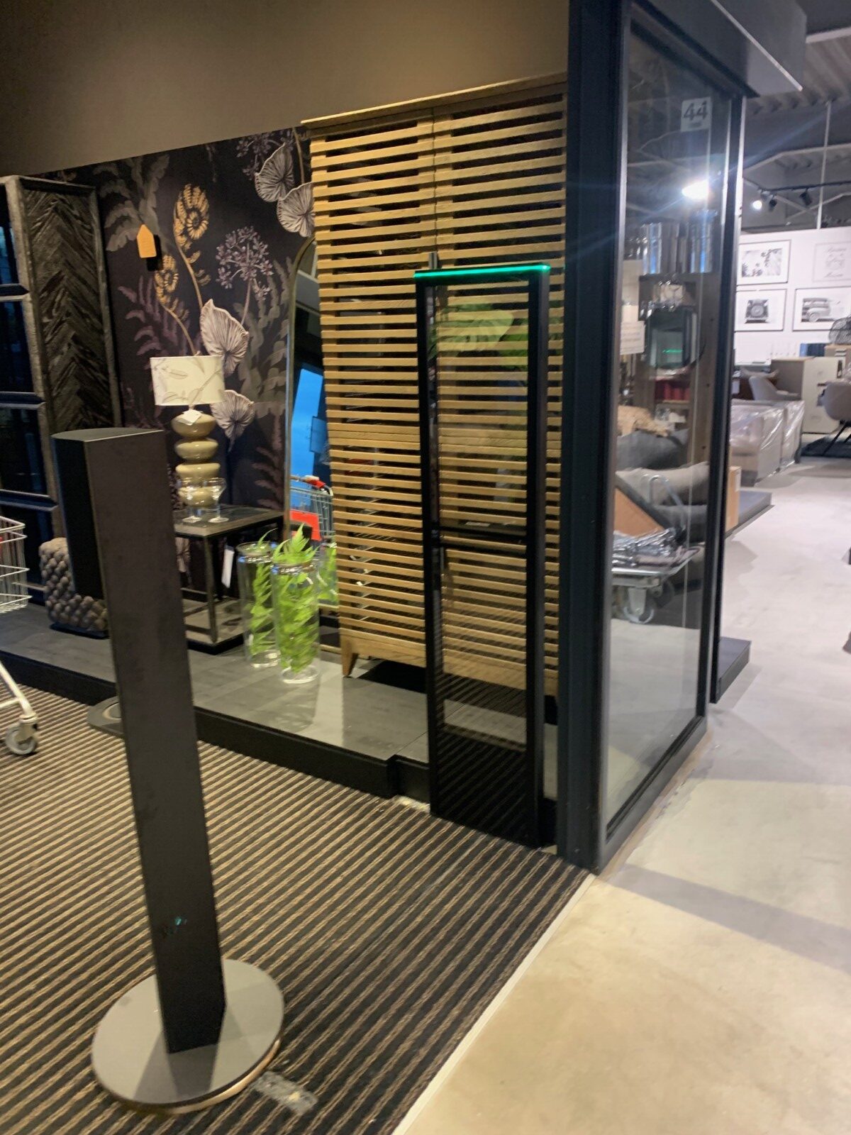 AM-Warensicherung in Technik- und Lifestyle-Shop mit auffälligem Antennendesign