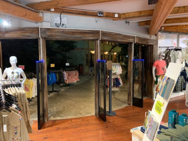AM ACE Profi 40X Warensicherungssystem bei breitem Eingangsbereich mit Glasfront