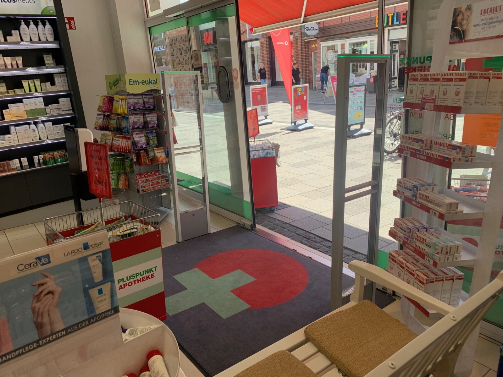 AM-Warensicherung in der Eingangsanlage einer Apotheke